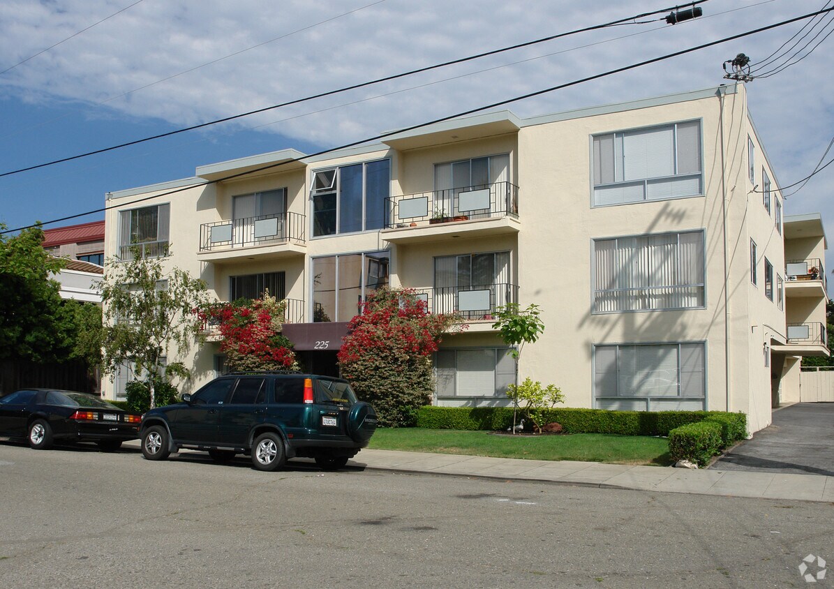 Primary Photo - 225 Catalpa St