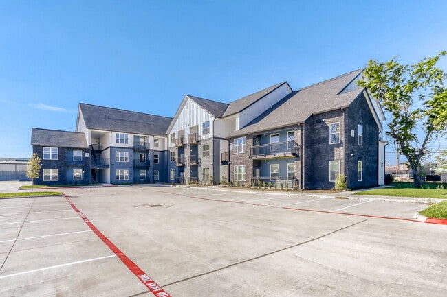 Building Photo - SADDLE CREEK VILLAGE