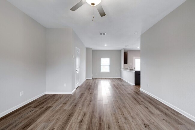 Building Photo - ***MOVE-IN SPECIAL: TWO WEEKS FREE***Well-...