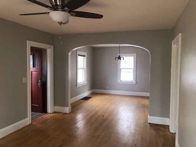 Foto del edificio - $1,350| 3bd 2Ba|1621 Badger | Available 11...