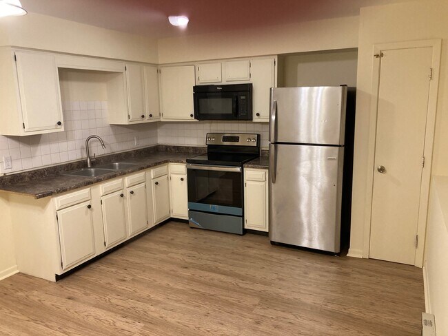 Kitchen - 506 W Hydraulic St
