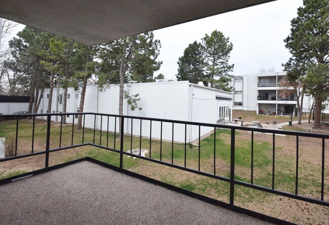 Building Photo - 2325 S Linden Ct