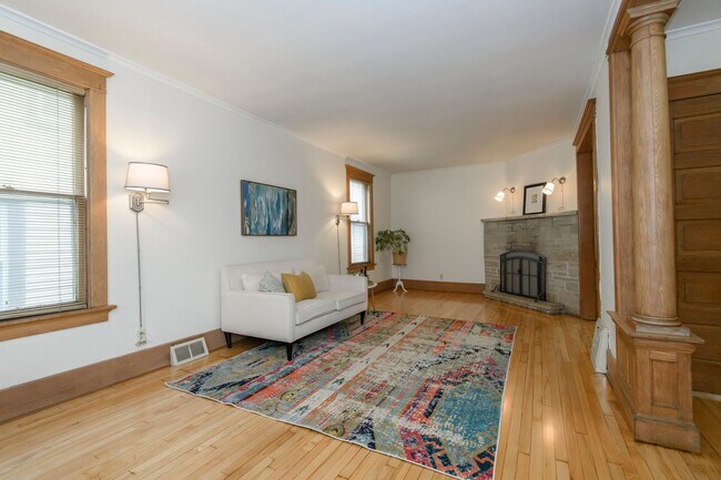 Foto del edificio - 523 W College Ave