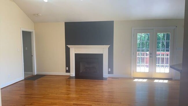 Building Photo - Large 3 Bedroom 2 Bath House