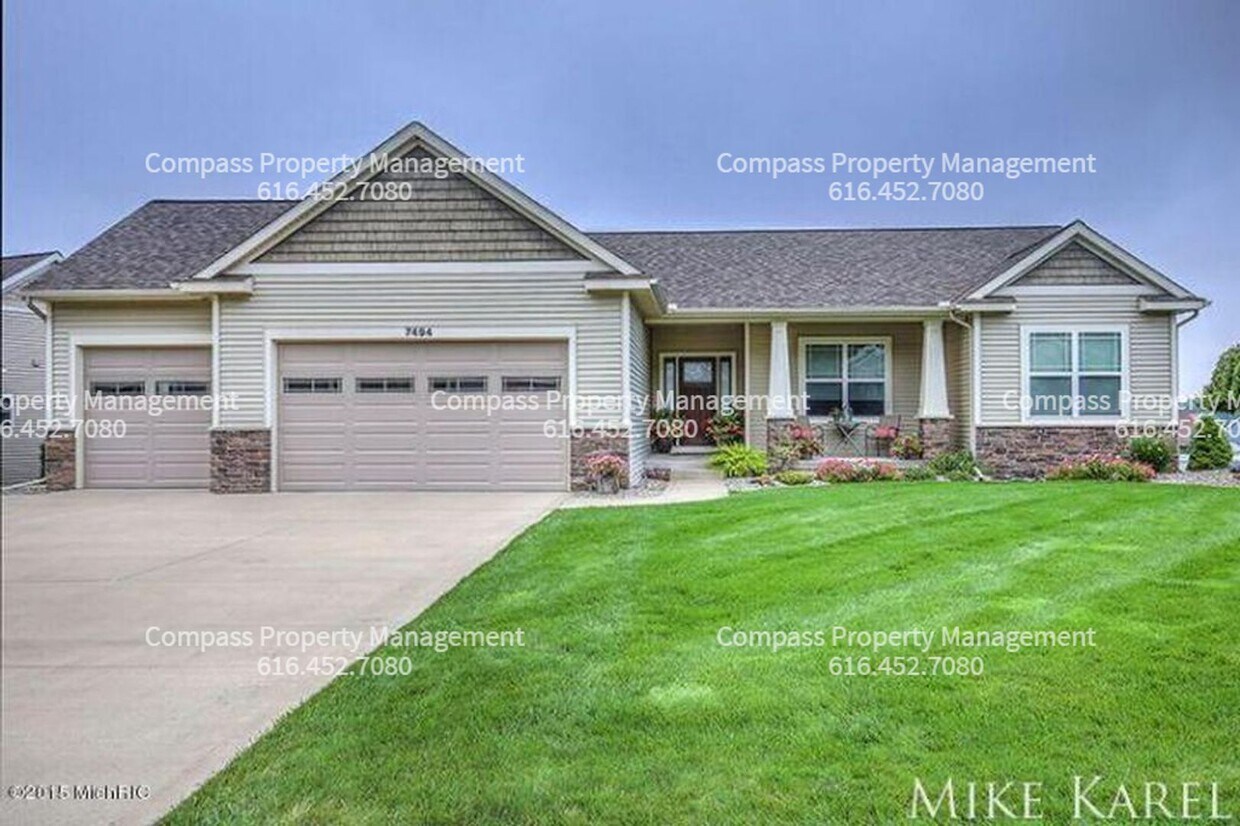 Foto principal - COMING SOON! 5 Bed 3.5 Bath Home in Hudson...