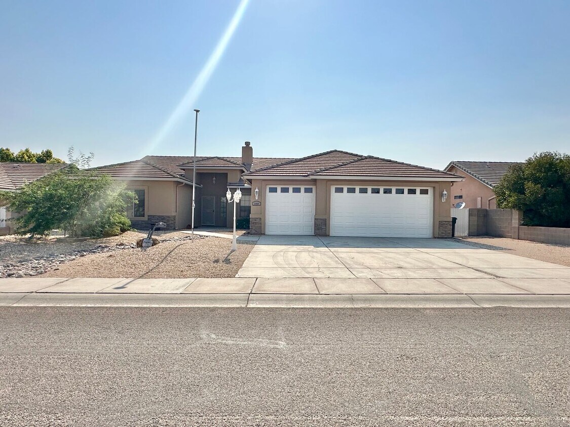 Foto principal - Beautiful 3 bedroom, 3 bathroom home with ...