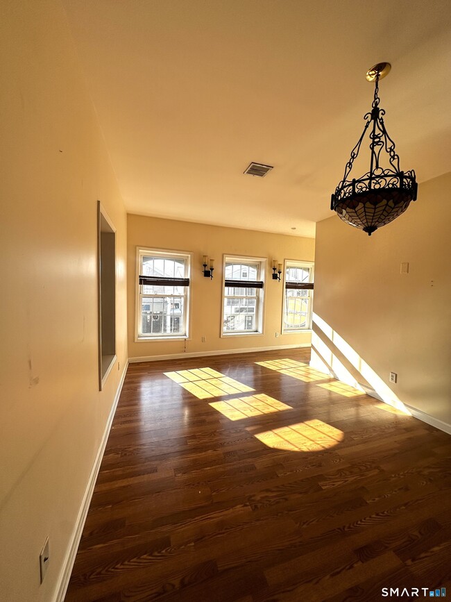 Foto del edificio - 32 W Main St