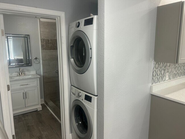 Foto del edificio - Remodeled North Hyde Park Bungalow