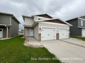 Building Photo - BRAND NEW 2 bedroom, 1.5 bathroom townhome
