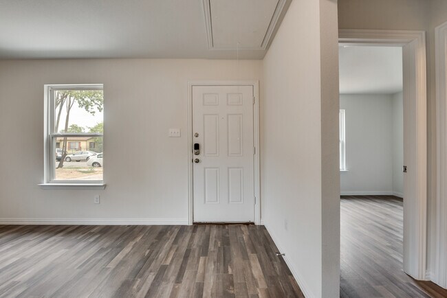 Building Photo - 2927 Ravina St