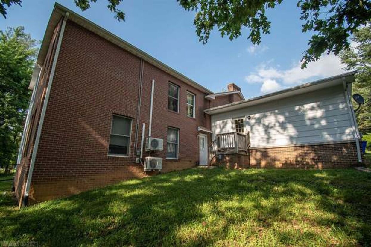 Primary Photo - Blacksburg, Very spacious 2 BR / 2 BA, Ava...