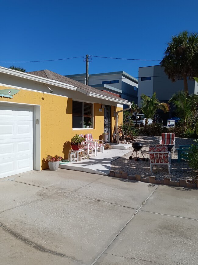 Corner of Hill St by the walkway - 906 E 11th Ave