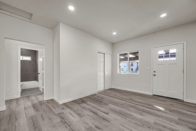 Foto del edificio - 5842-5840 Denver Ave