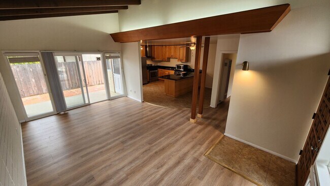 Foto del edificio - Pacific Beach 2-br House + Garage