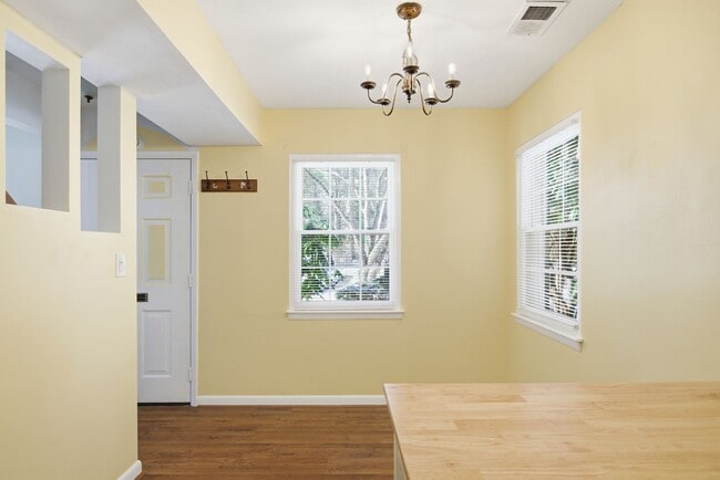 Foto del edificio - Two-Bedroom Townhouse Near Bus Line – Pet Friendly