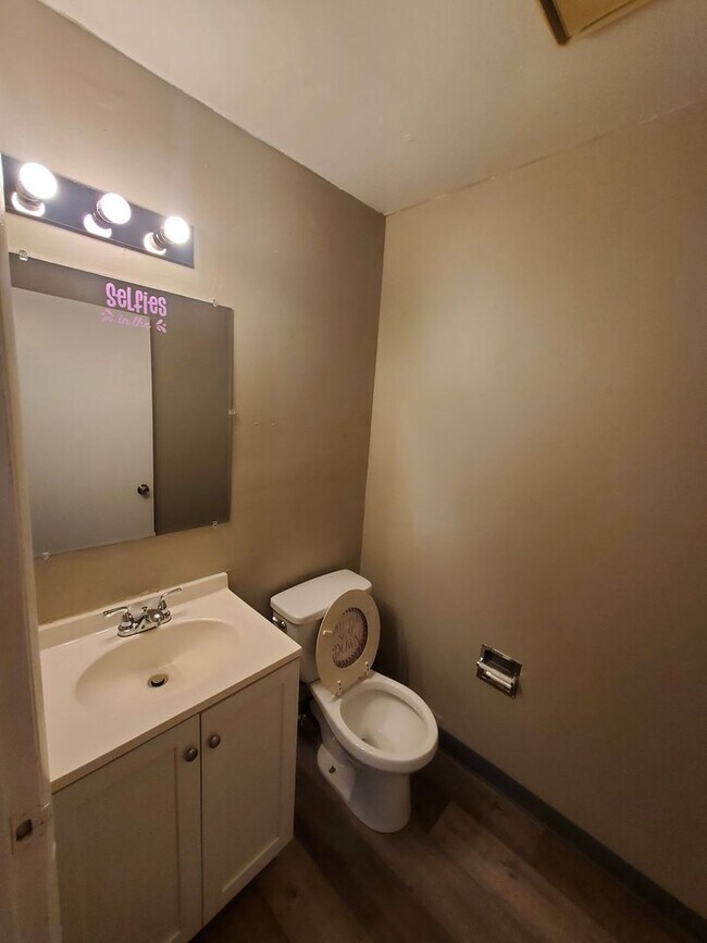 Foto del edificio - 505-507 W. Burleigh St. (Townhouse)(ACE PR...