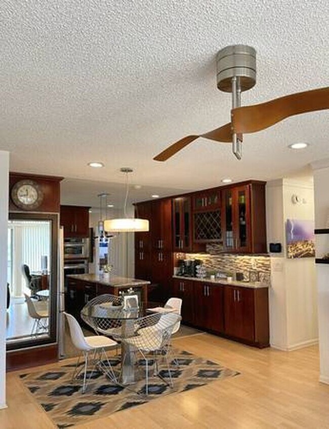 Foto del edificio - $3,600 / 3br - 1186ft2 - Modern 3BR/2BA Si...