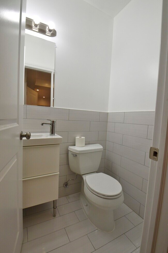 Foto del edificio - 2345 W Irving Park Rd