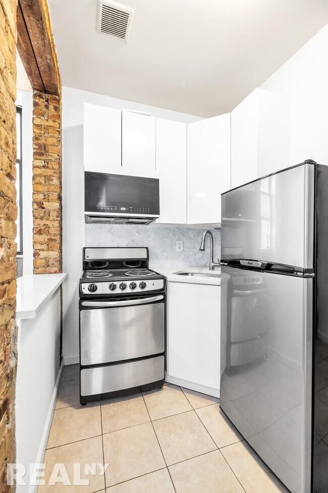 Building Photo - 303 Broome St
