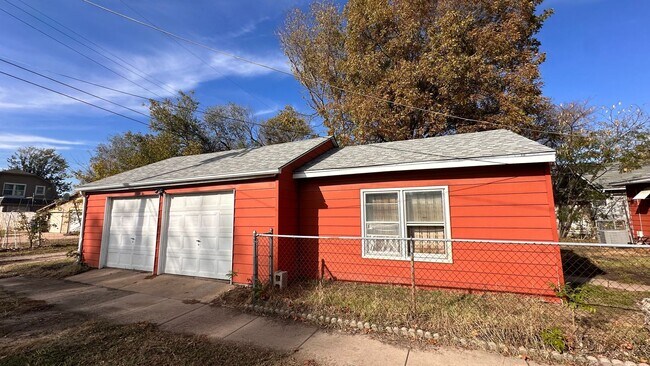 Building Photo - $1250 - 3 bedroom/ 2 bathroom with bonus r...