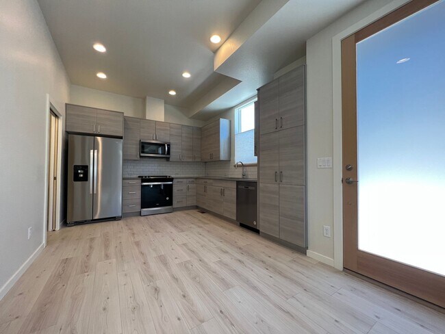 Building Photo - Modern 3B/4B Condo- Available July 5!