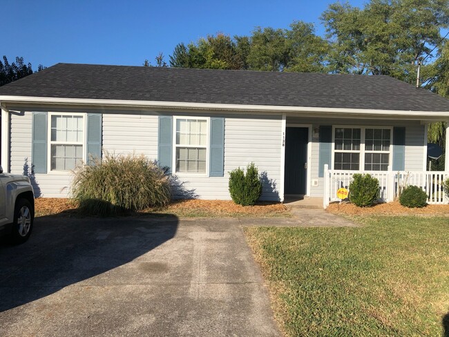 Frente de la casa, con fácil acceso con un paso en la casa. - 1138 Timothy Ave