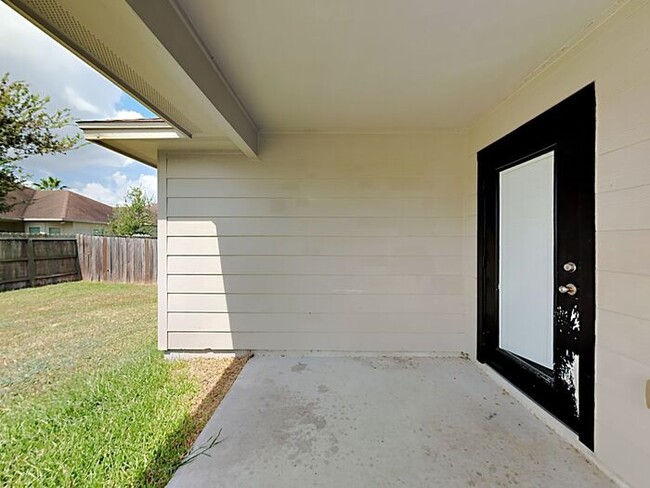 Building Photo - No App Fee. $1,000 OFF 1st Month w/14 mont...