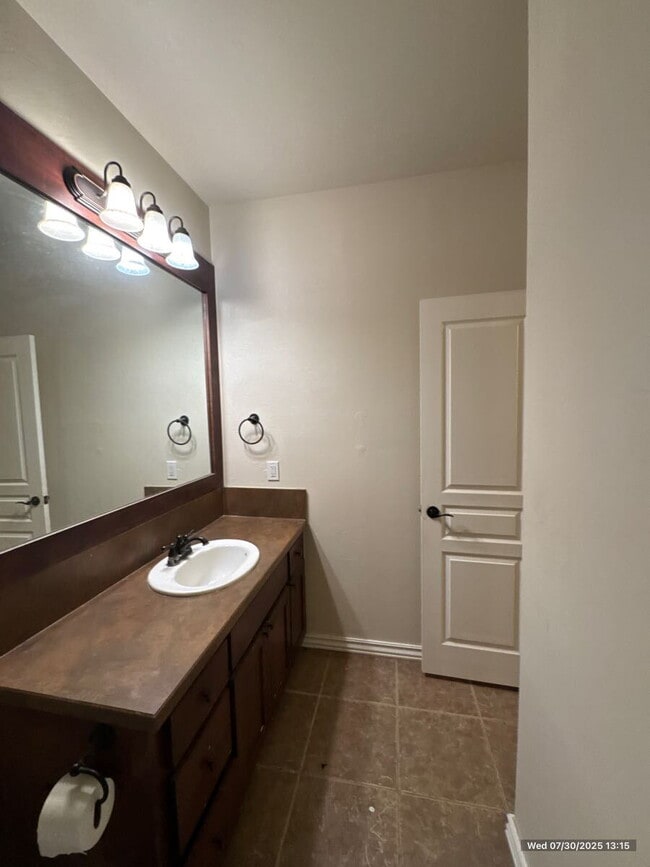 Building Photo - Stunning 3-Bedroom Home with Modern Amenities