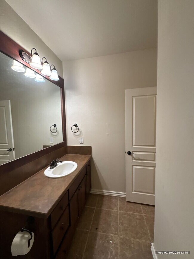 Foto del edificio - Stunning 3-Bedroom Home with Modern Amenities