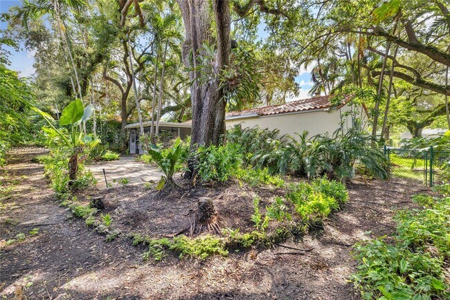 Foto del edificio - 1100 El Rado St