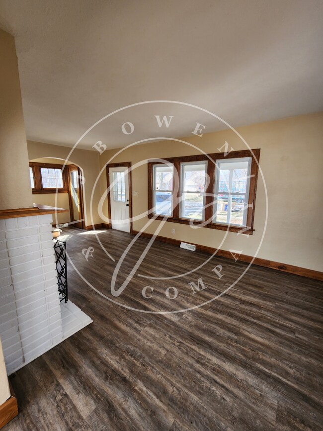 Foto del edificio - 3 bed 1 bath over 1200 Sq ft. and full basement!