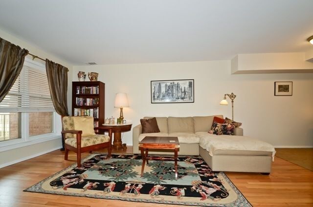 Foto del edificio - 830 Forest Ave