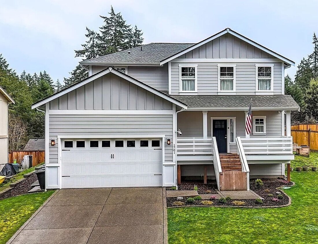 Foto principal - 3 Bedroom Palmer Lake Oasis. Available Now!