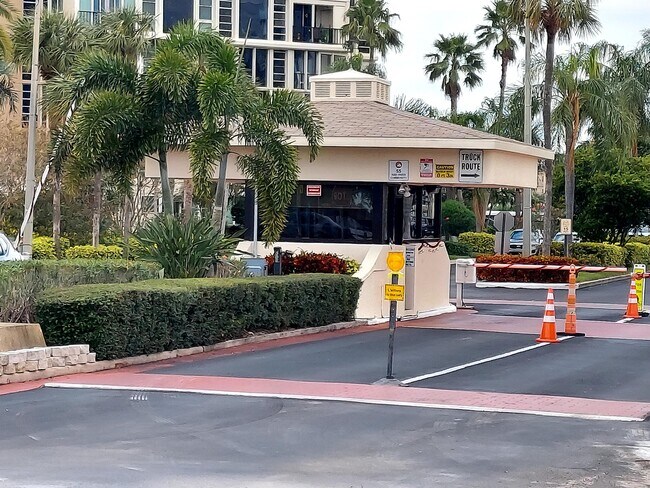 Building Photo - 7645 Sun Island Dr S