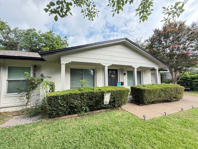 Building Photo - 2621 Trinity St