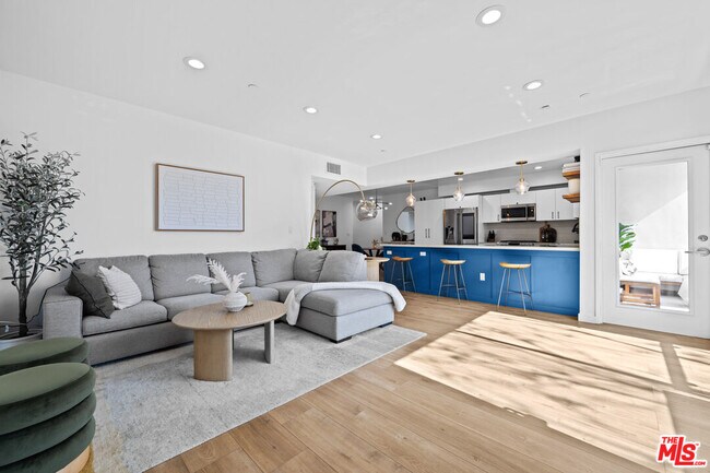 Foto del edificio - 118 N Kings Rd
