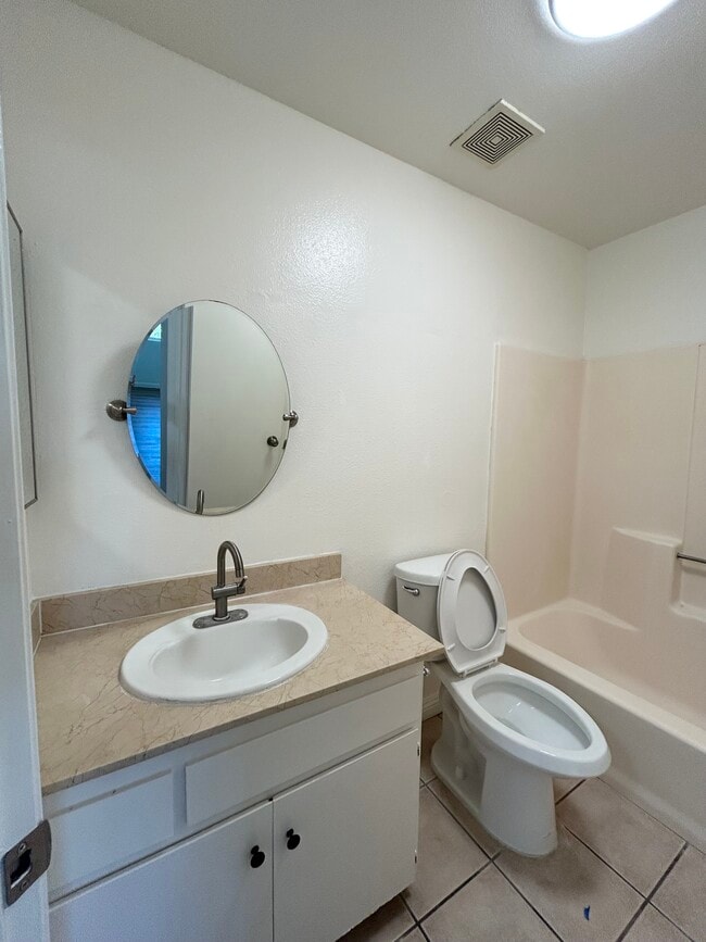 Building Photo - 915 Carob Way