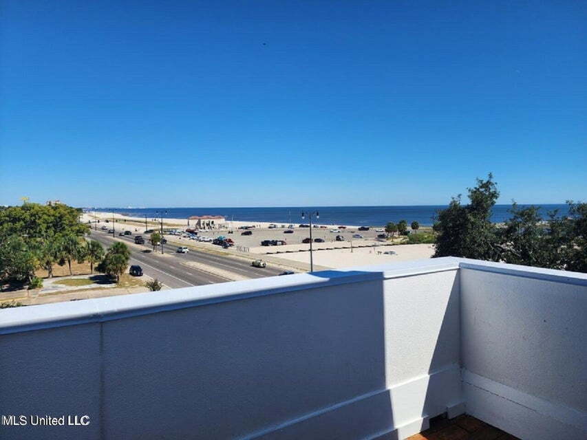 Building Photo - Beach house!