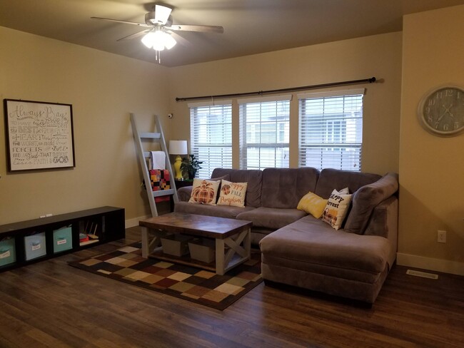 Main living area - 1570 N Venetian Way