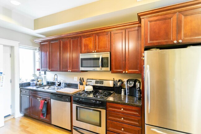 Building Photo - Sunny 2 Bed / 1 Bath near Wrigley