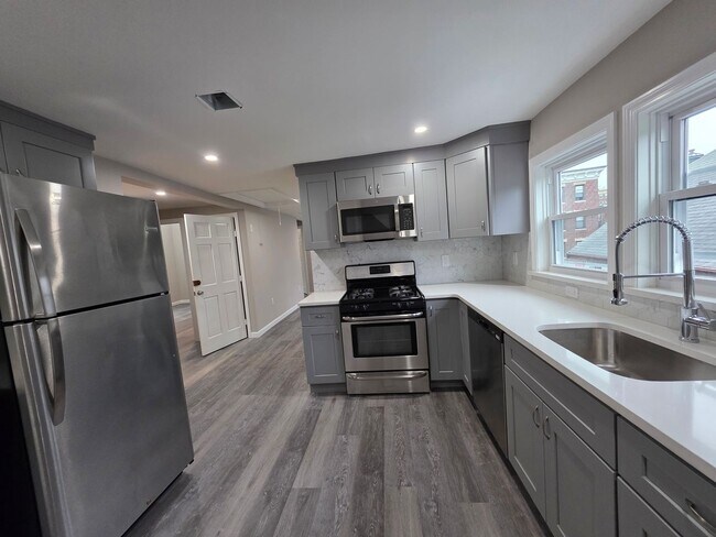 Building Photo - Brand New Unit, Central Heat, AC, In-Unit ...