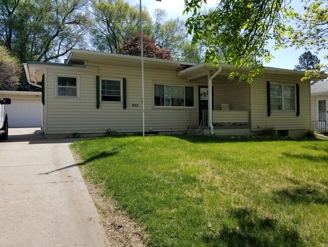 Photo - Aksarben/UNO 4 bed 2 bath with gas firepit... House