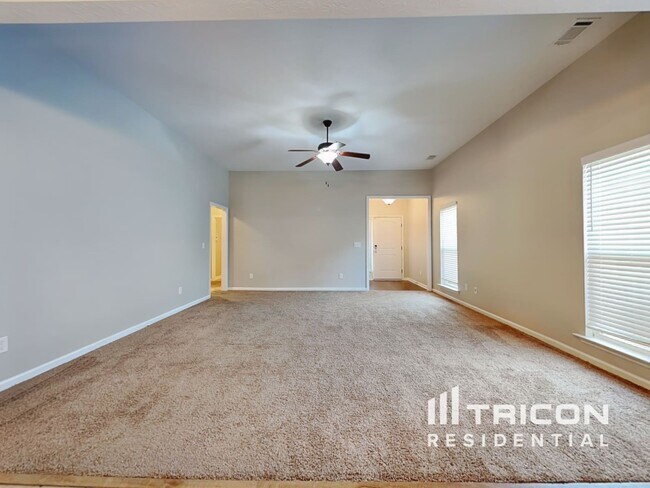 Foto del edificio - 3250 Alexandria Dr