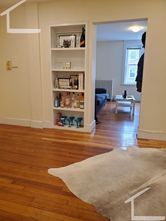 Foto principal - Nicely updated condo in Brookline for Sept...