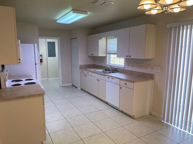 Building Photo - 2 Bedroom/2 Bathroom Apartment