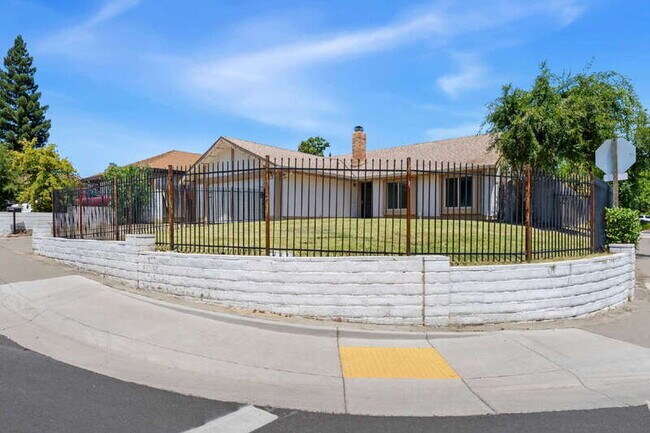 Foto del edificio - 5041 Palm Ave