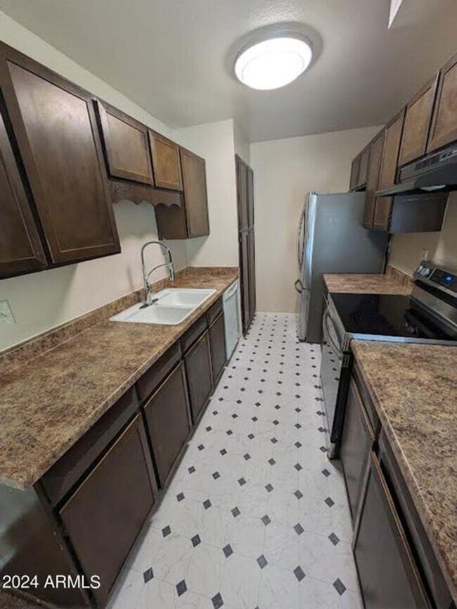 Building Photo - Charming townhome in Glendale!