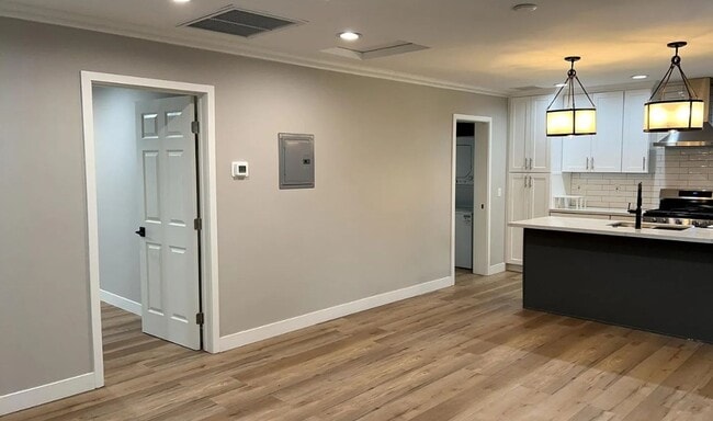 Foto del edificio - 137 N Oak Ave