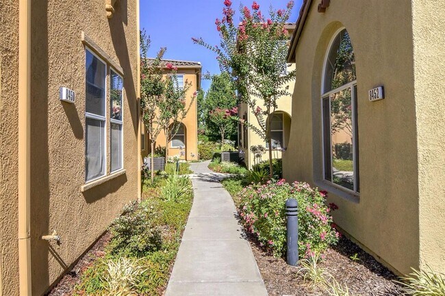 Foto del edificio - Beautiful 4 Bedroom, 2.5 Bath Condo for Rent in Elk Grove