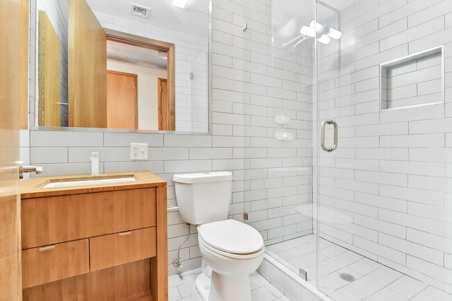 Building Photo - Impeccable Minimalist Design 4 bedroom 3 b...
